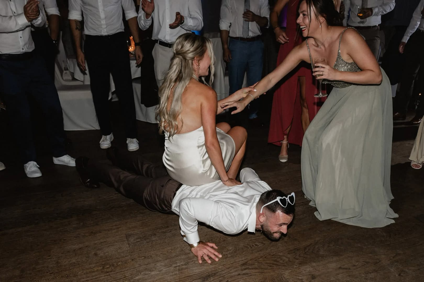 partyspiel braut sitzt auf braeutigam liegestuetz tanzflaeche