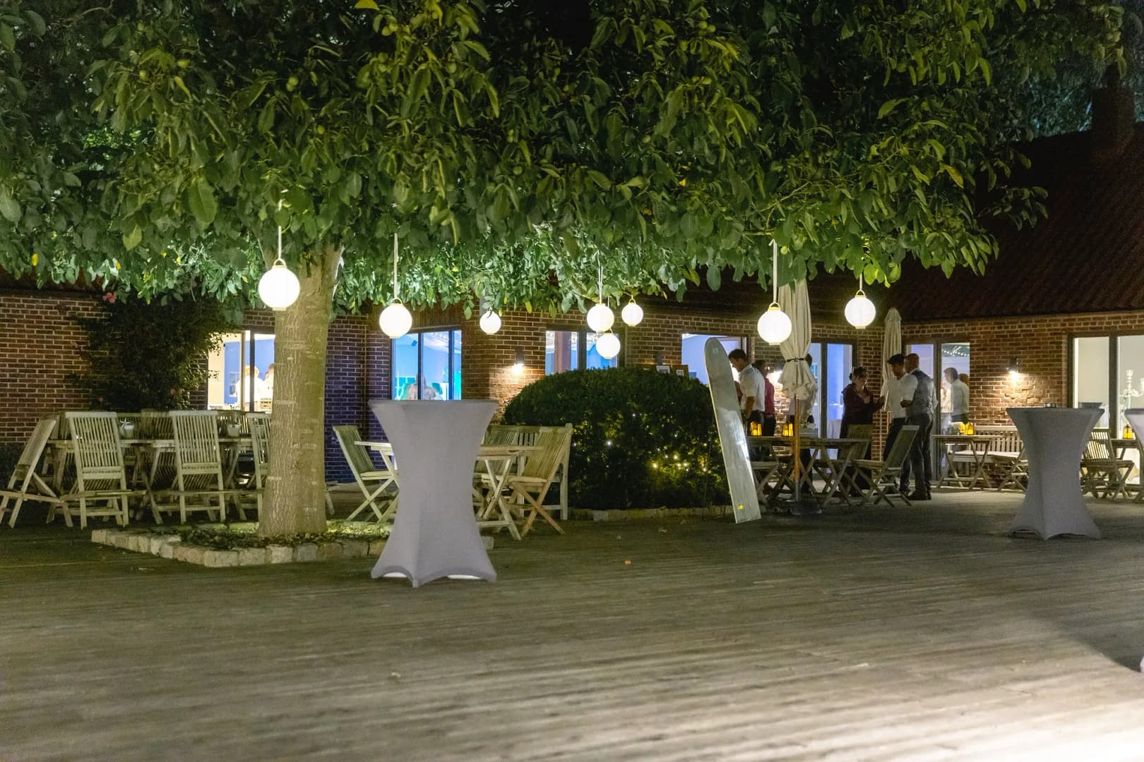 terrasse nachts lampions walnussbaum stehtische scheune st georg rastede