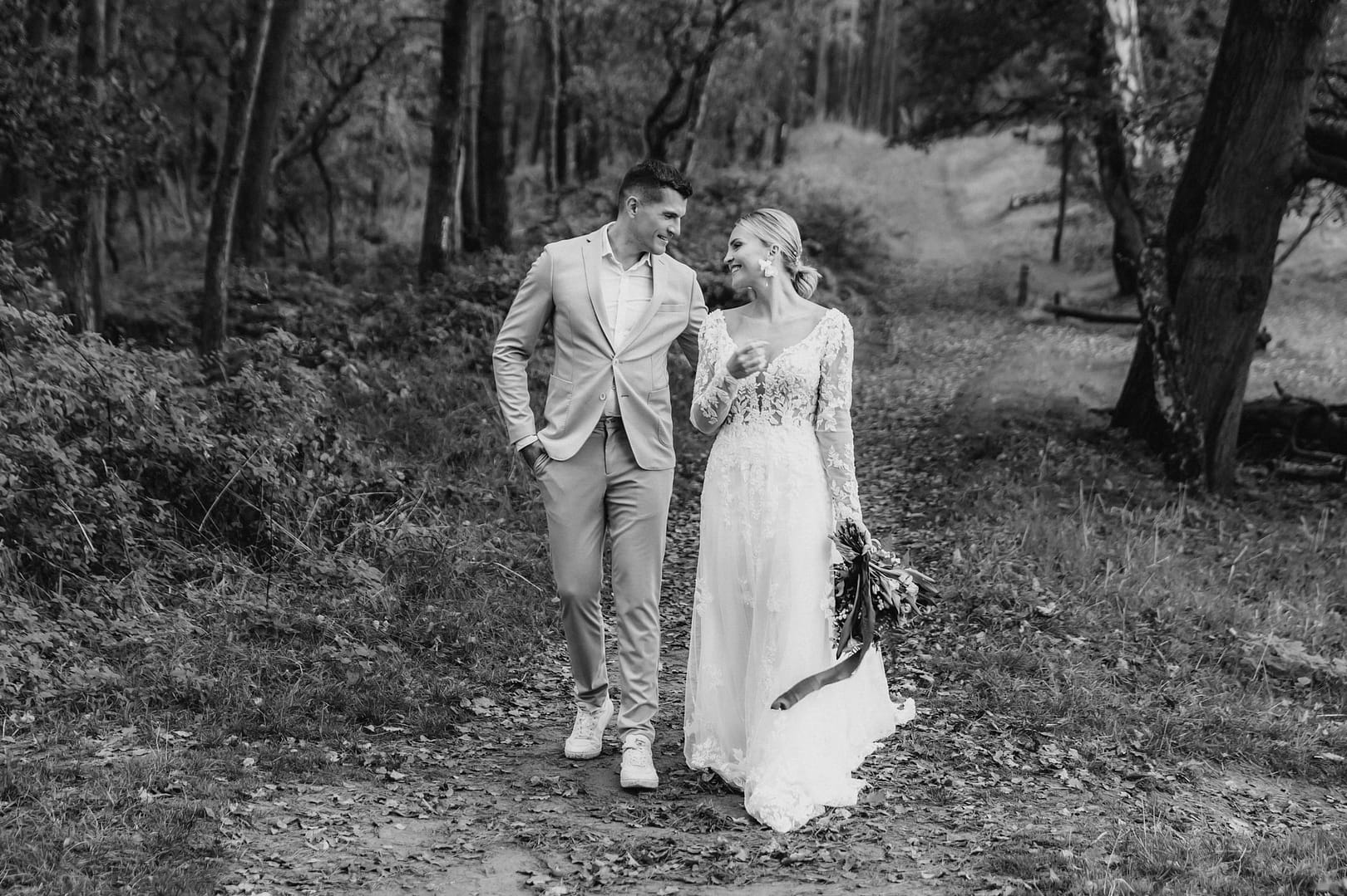 Braut und Bräutigam im Park