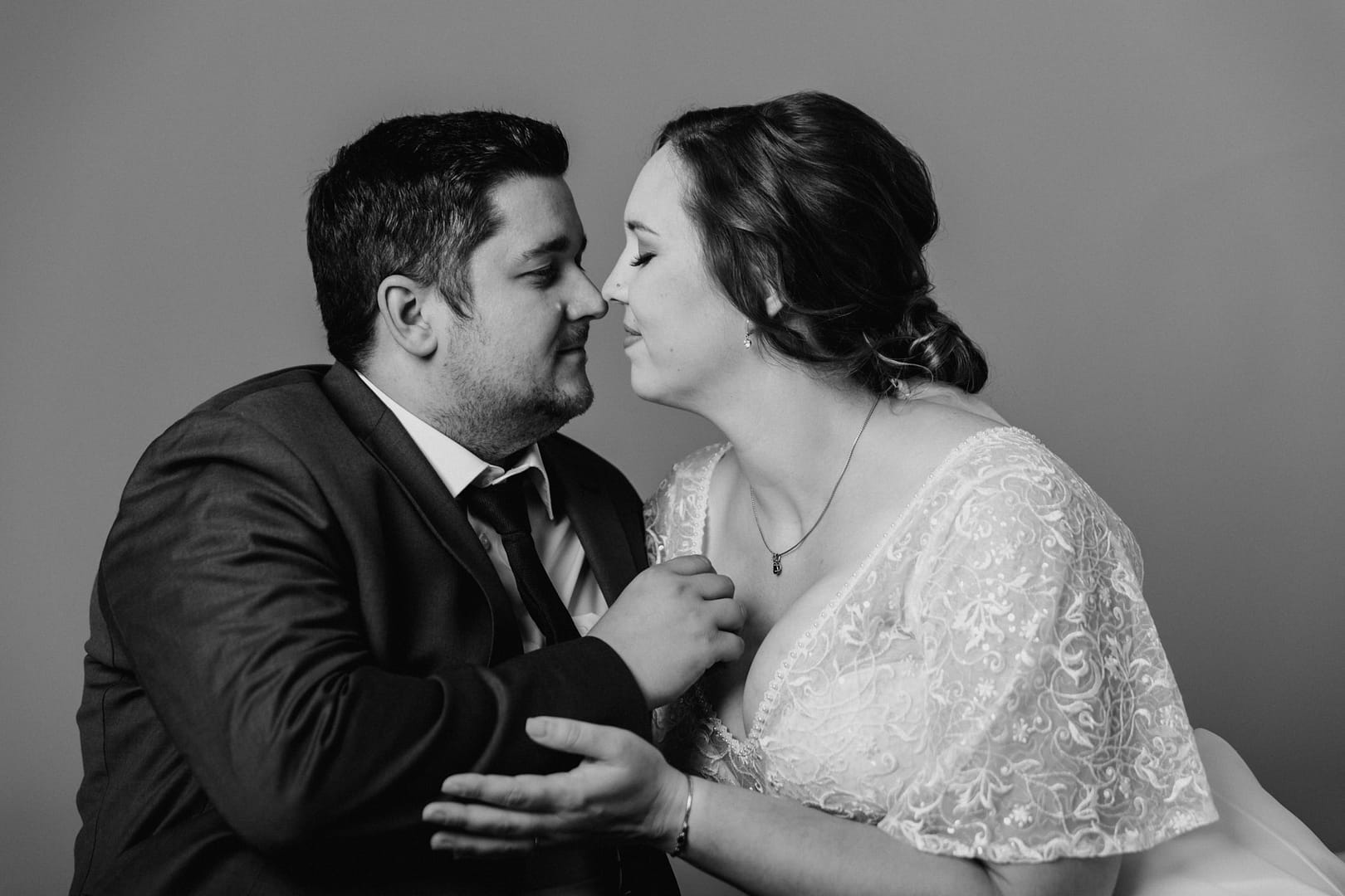 Bräutigam küsst Braut