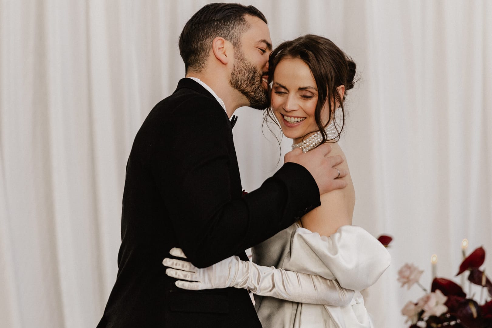 Zwei Herzen vereint in Liebe Braut und Bräutigam Seite an Seite