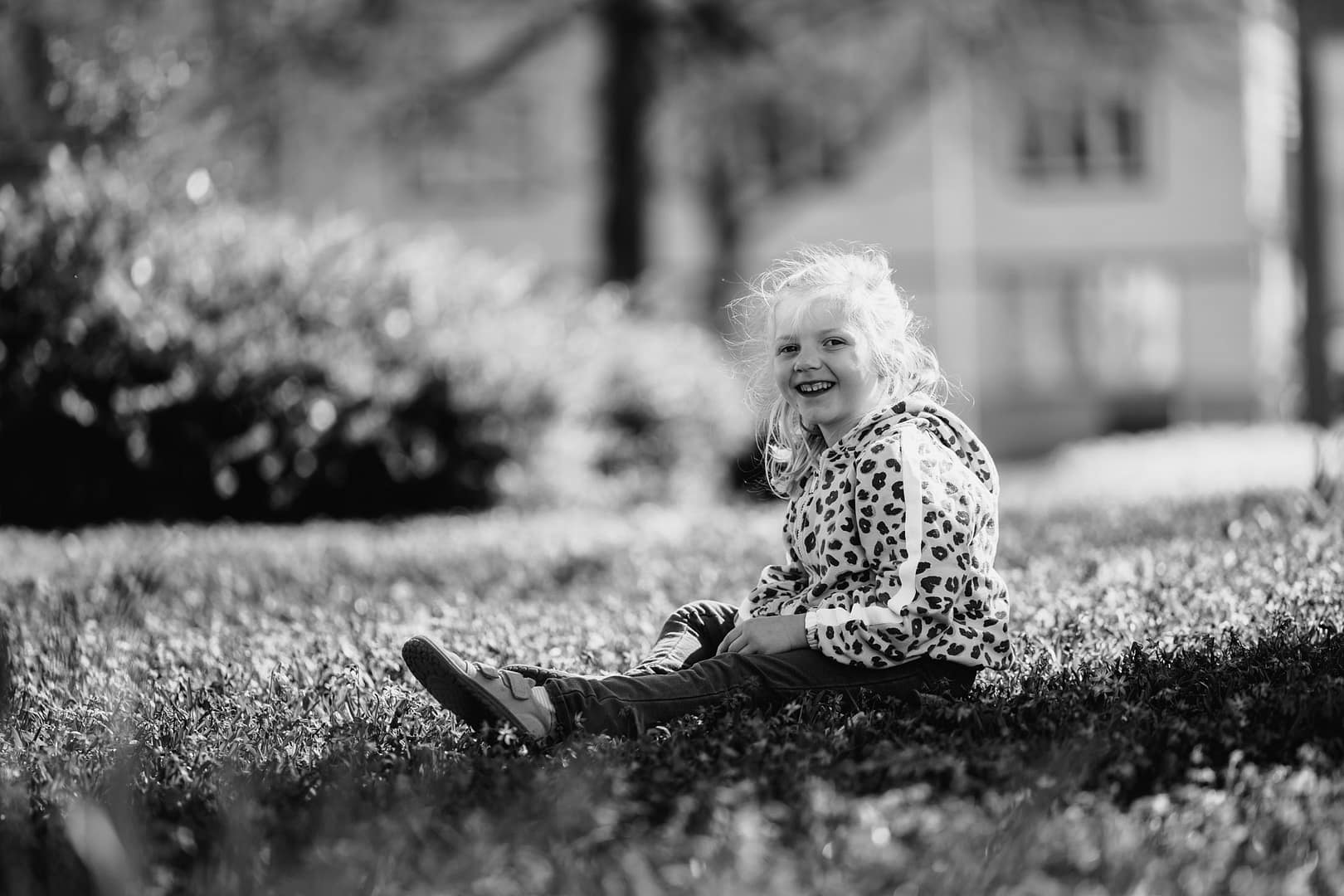 Kind auf dem Rasen in Bielefeld