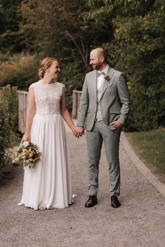 hochzeitsfotograf bielefeld brautpaar hand in hand lachend 092