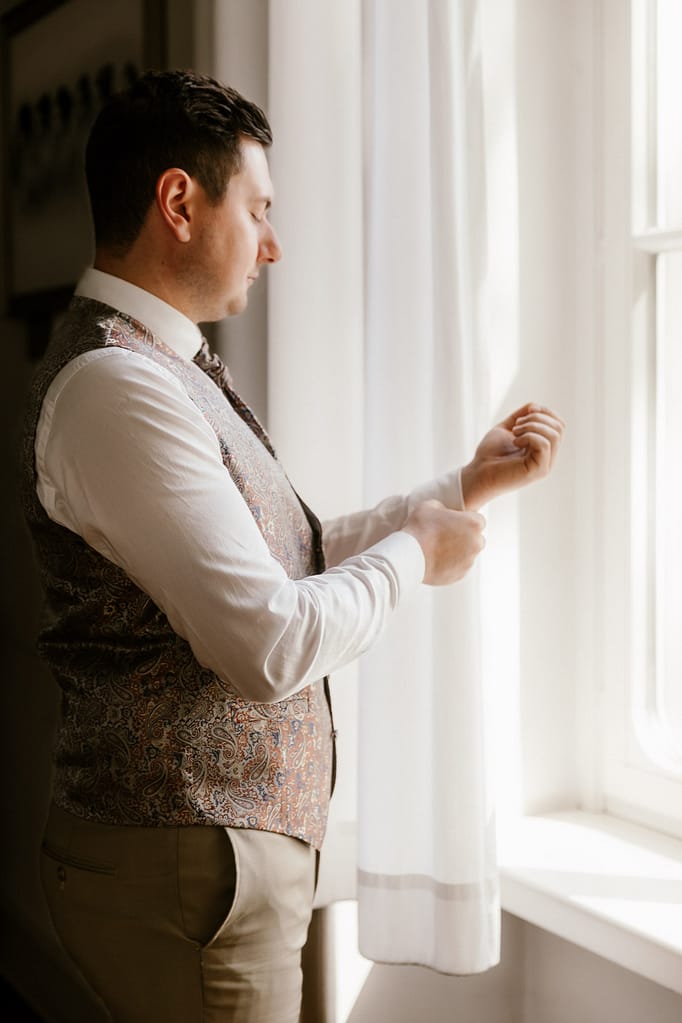 Bräutigam vor dem Fenster