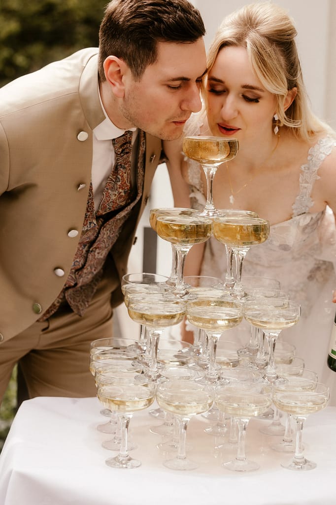 Hochzeitspaar trinken Sekt