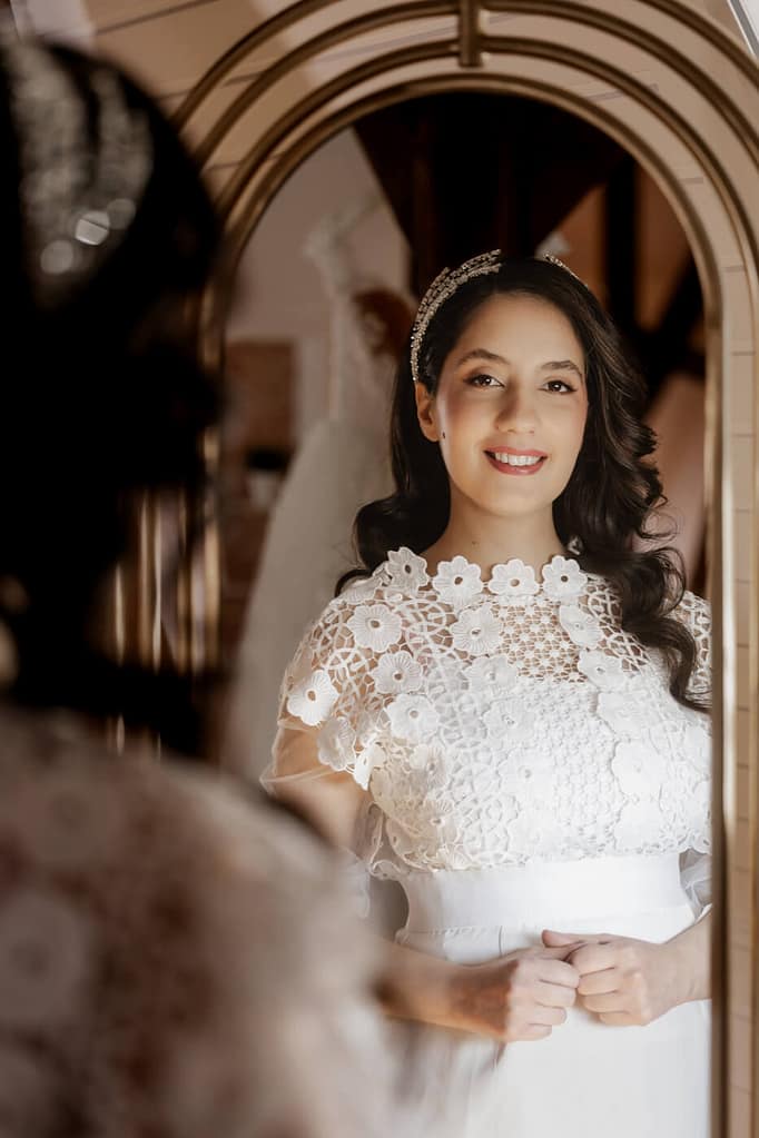 Braut vor dem Fenster