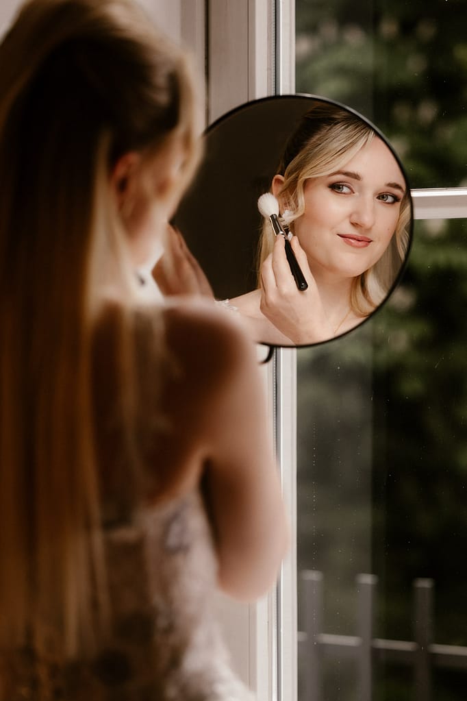 Braut vor dem Spiegel
