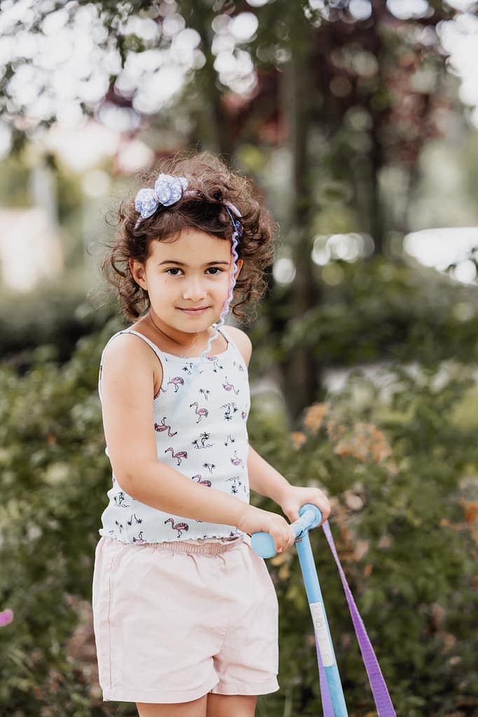 Kind im Garten Kindergartenfotografie