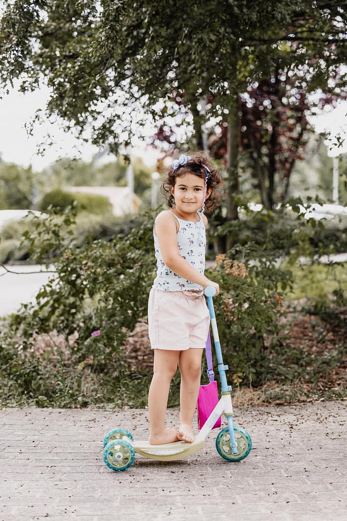 Kind im Garten Kindergartenfotografie