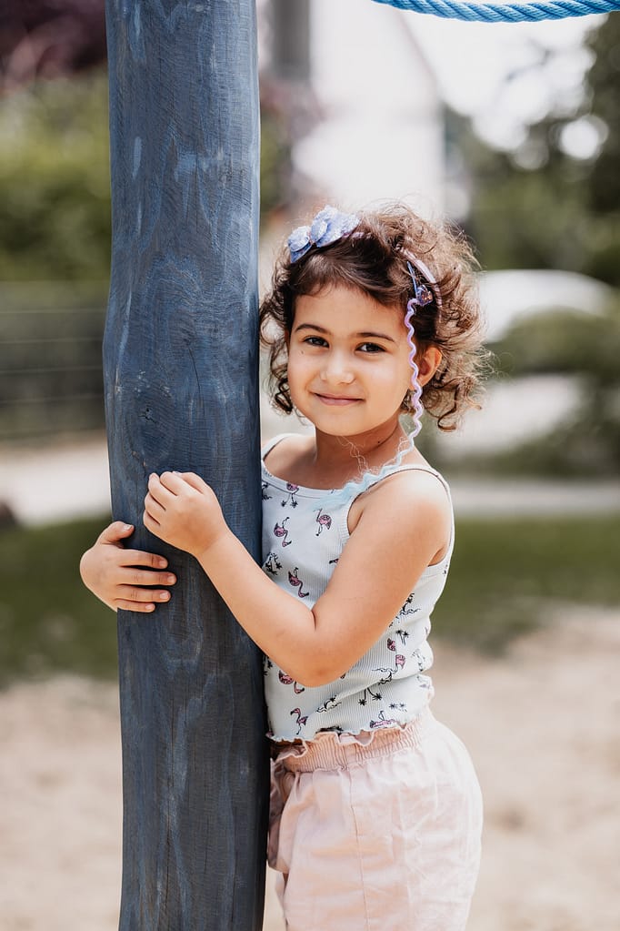 Kind im Garten Kindergartenfotografie