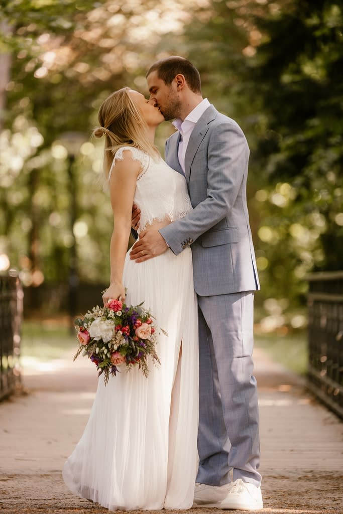 Hochzeitsfotograf Bielefeld Braut und Bräutigam küssen sich
