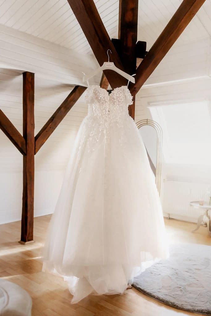 Hochzeitsfotografie Marie Monheim – Brautkleid hängt