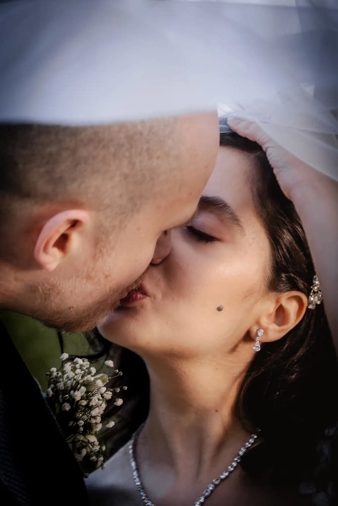 Hochzeitsfotografie Marie Monheim – Das Brautpaar lacht gemeinsam