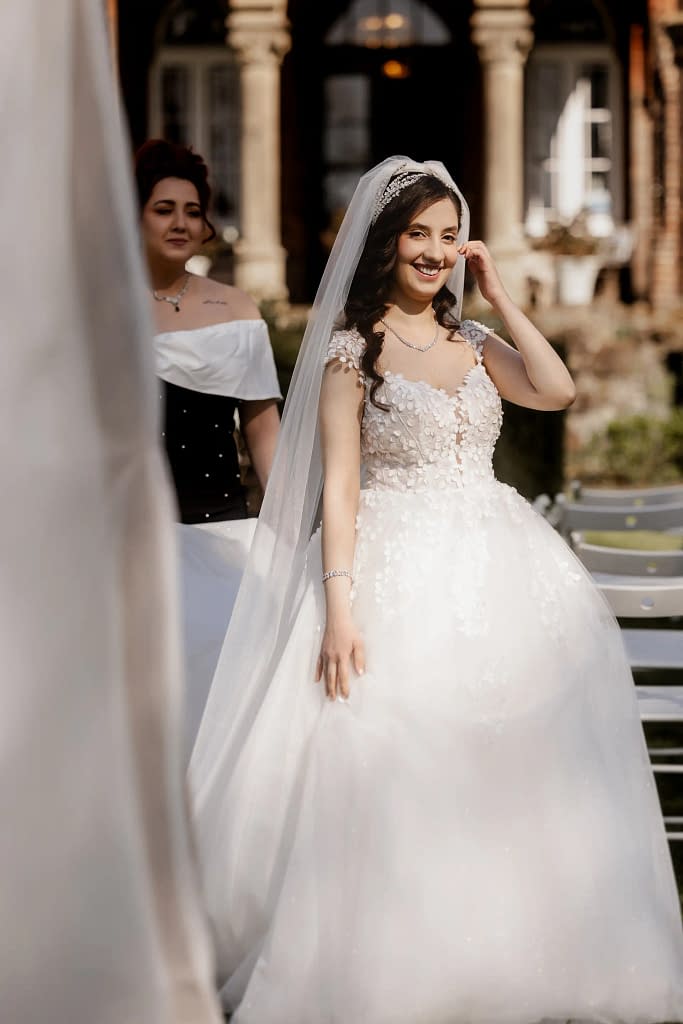 Hochzeitsfotografie Marie Monheim – Die Braut geht voller Vorfreude auf ihren Bräutigam zu