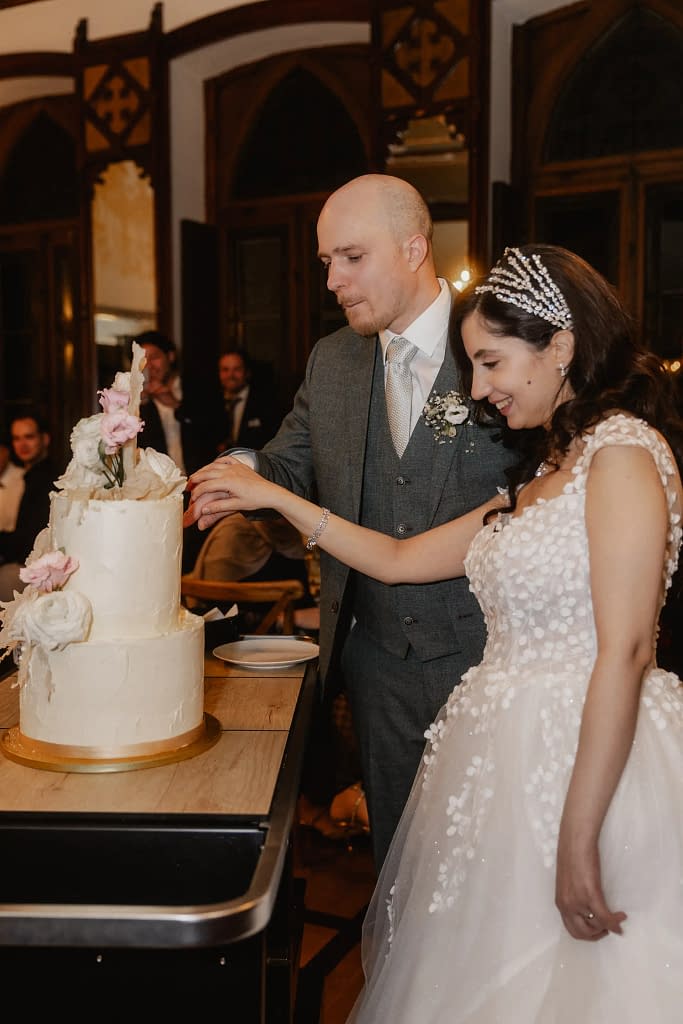 Hochzeitsfotografie Marie Monheim – Glückliche Augenblicke beim gemeinsamen Anschneiden der Hochzeitstorte in der Hochzeitslocation Marienburg Monheim