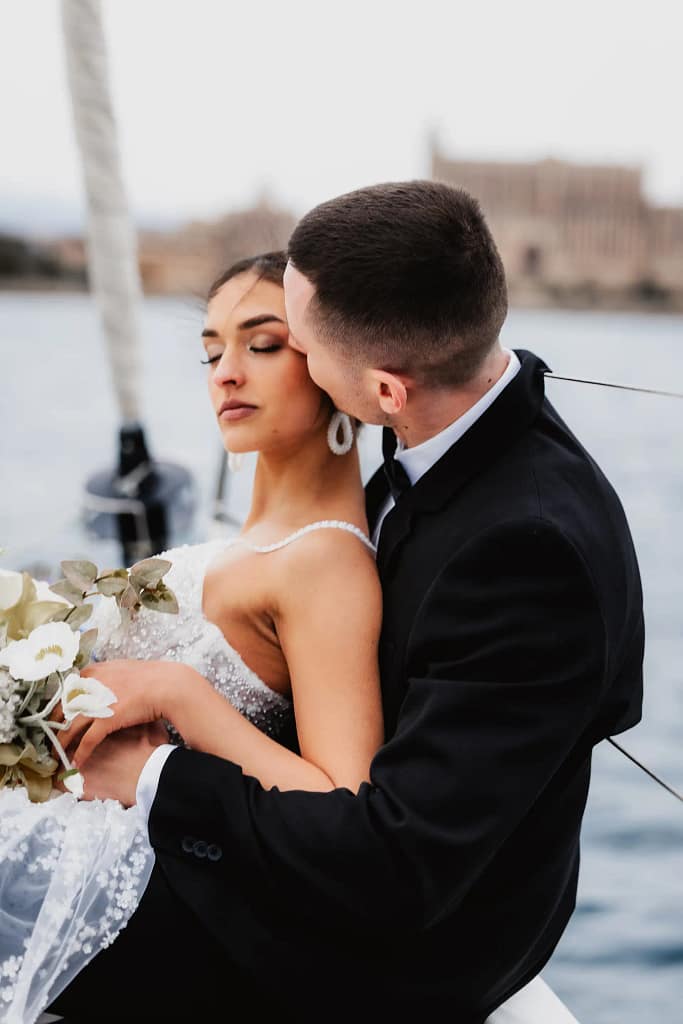 Hochzeitsfotograf Bielefeld Natürliches Brautpaarshooting auf einem Boot bei sanftem Licht