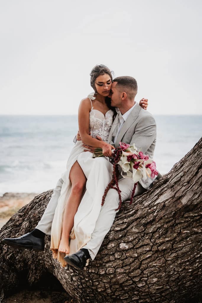 Hochzeitsfotograf Bielefeld Romantische Umarmung unter Baumkronen