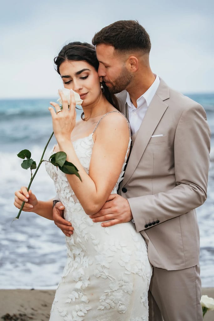Hochzeitsfotografie Bielefeld Braut hat eine Rose in der Hand (2)