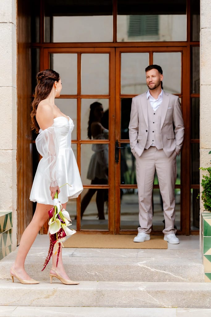 Hochzeitsfotografie Bielefeld Brautpaar vor der Hochzeitslokation (27)