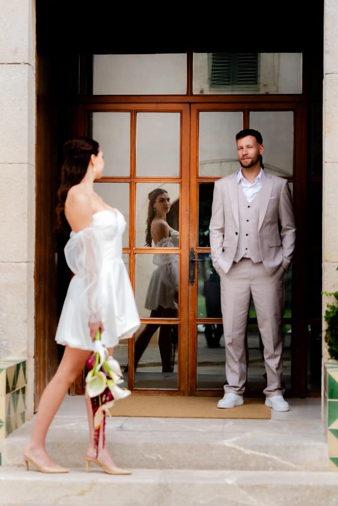 Hochzeitsfotografie Bielefeld Brautpaar vor der Hochzeitslokation (28)