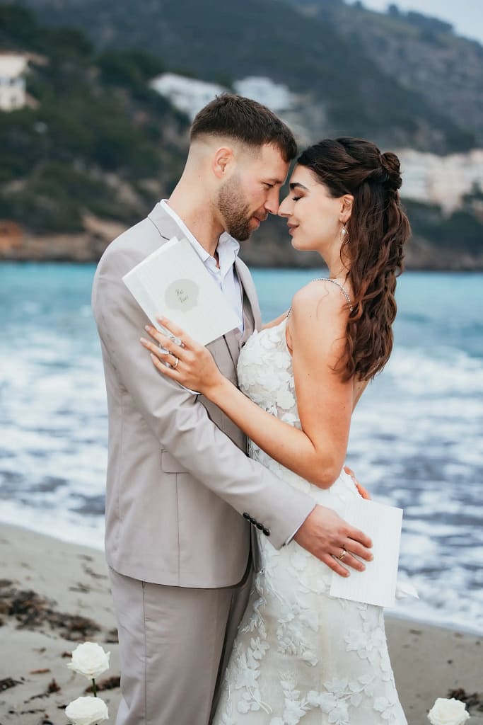 Hochzeitsfotografie Bielefeld Hochzeitspaar am Strand sie liest ihm was vor (1)