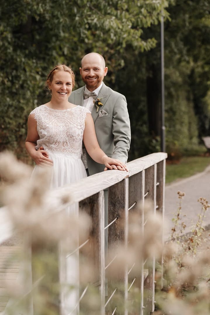 hochzeit landwerk melle brautpaar holzgelaender graeser 083