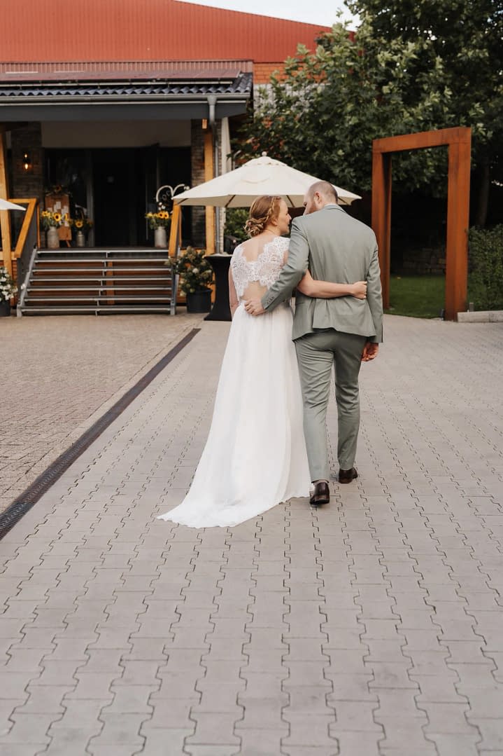 hochzeit landwerk melle brautpaar von hinten hof 186