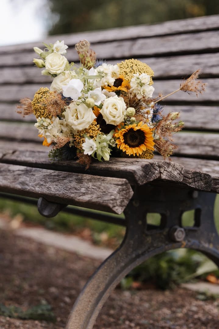 hochzeit landwerk melle brautstrauss sonnenblumen holzbank 016