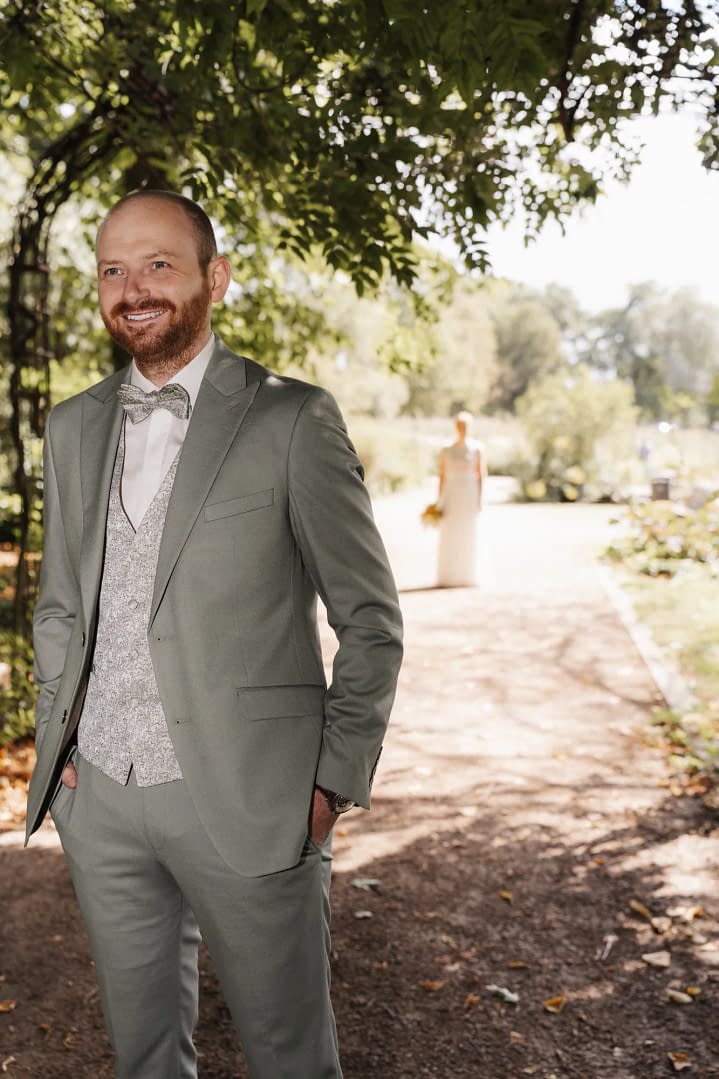 hochzeit landwerk melle first look braut naehert sich 048