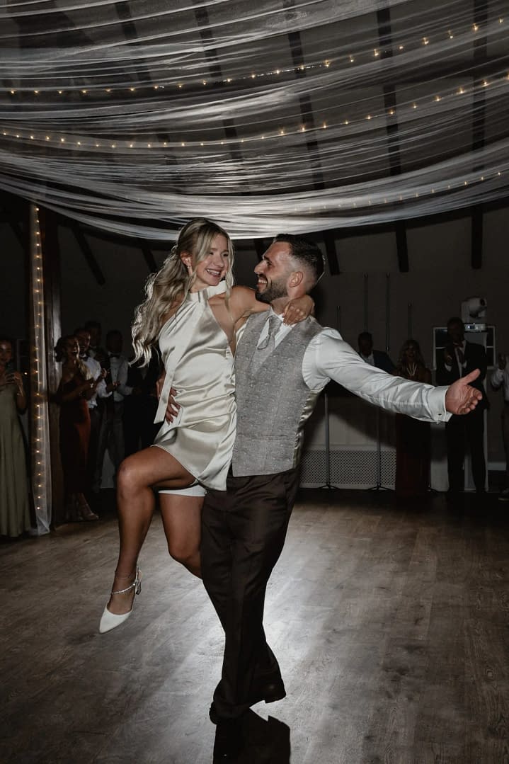 hochzeitstanz braut zweites kleid braeutigam hebt sie scheune st georg