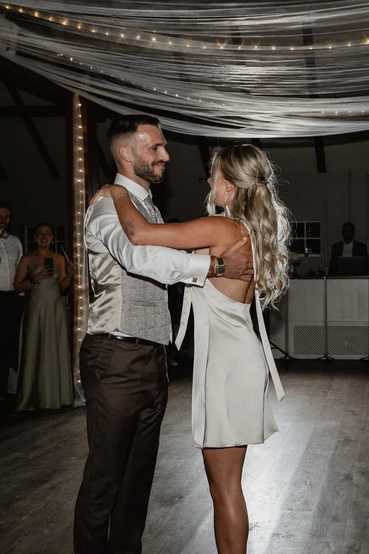 hochzeitstanz brautpaar umarmung satinkleid scheune st georg