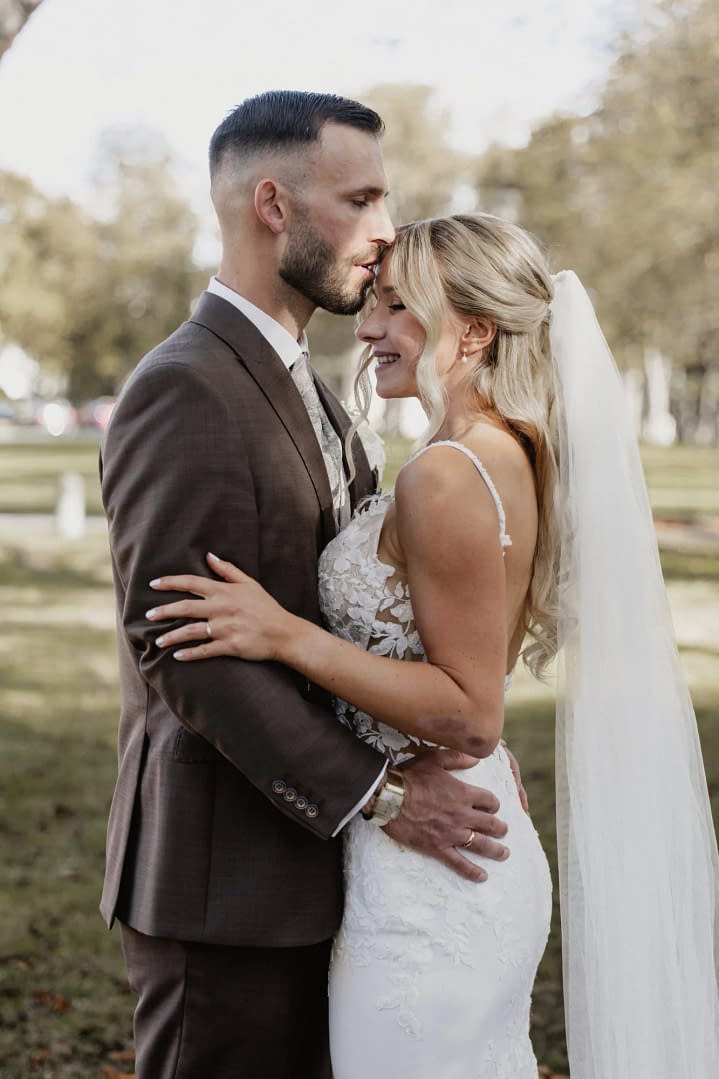 paarshooting braeutigam kuss stirn braut hochzeit rastede