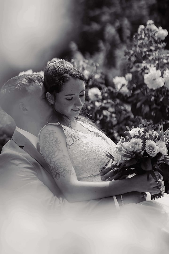 Braut sitz auf dem Bräutigam, Hochzeitsshooting im Park