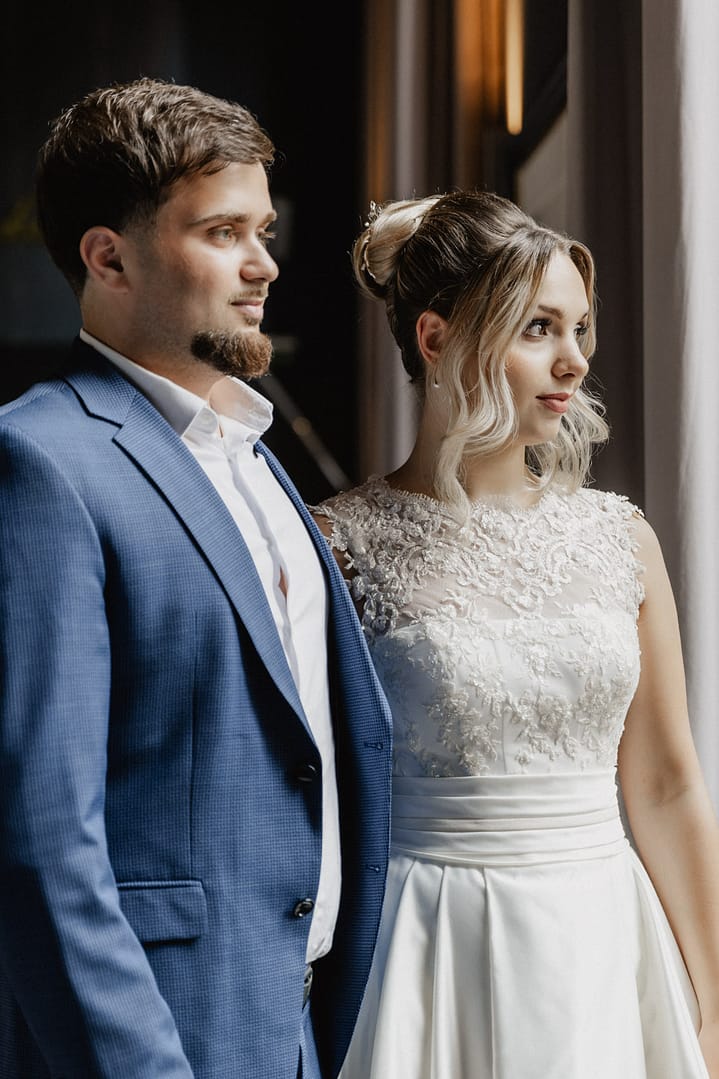 Bräutigam und Braut vor dem Fenster