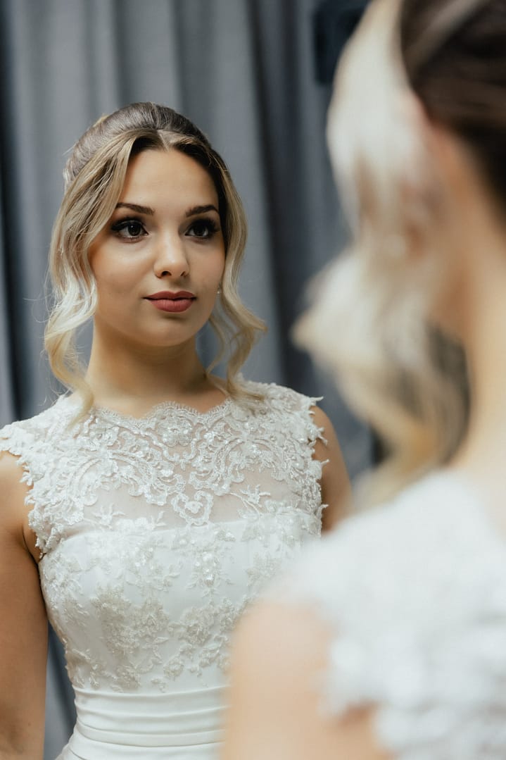 Braut vor dem Spiegel