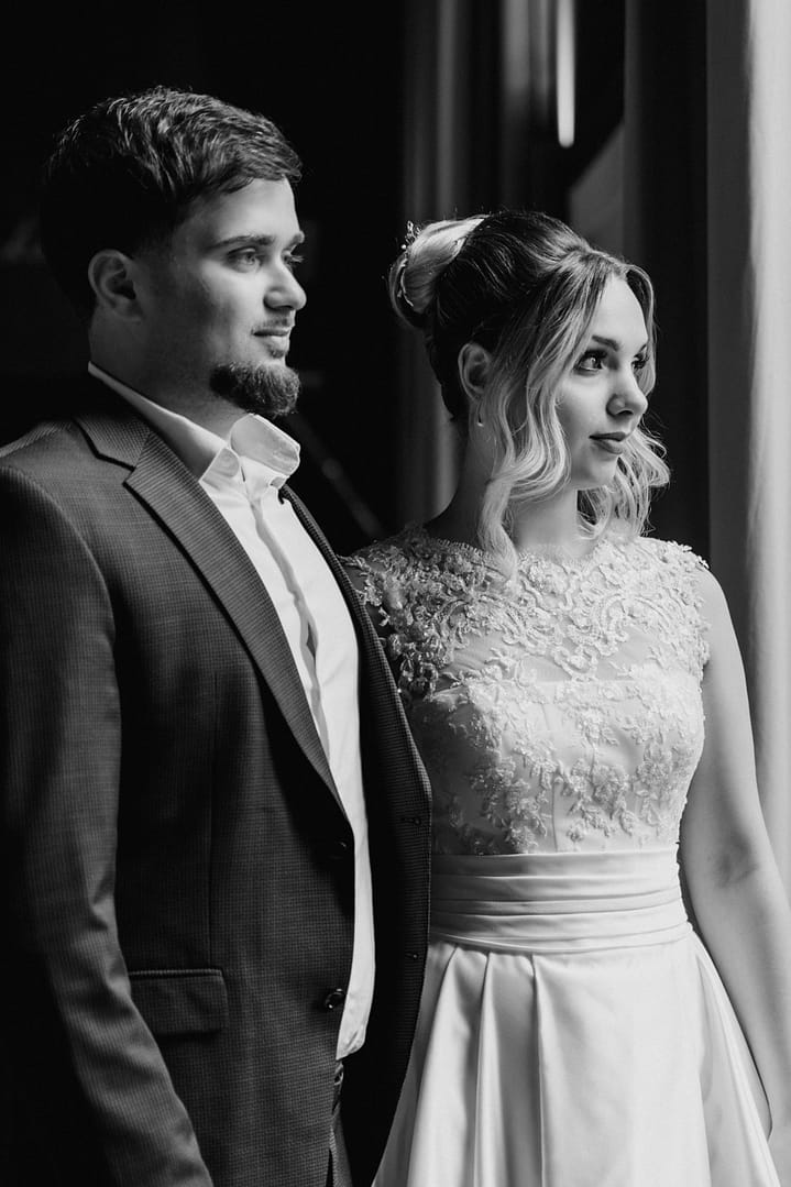 Bräutigam und Braut vor dem Fenster