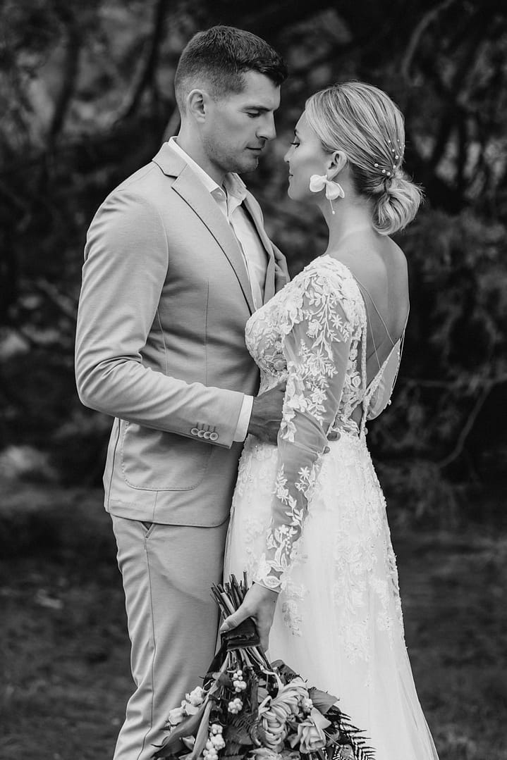 Braut und Bräutigam im Park