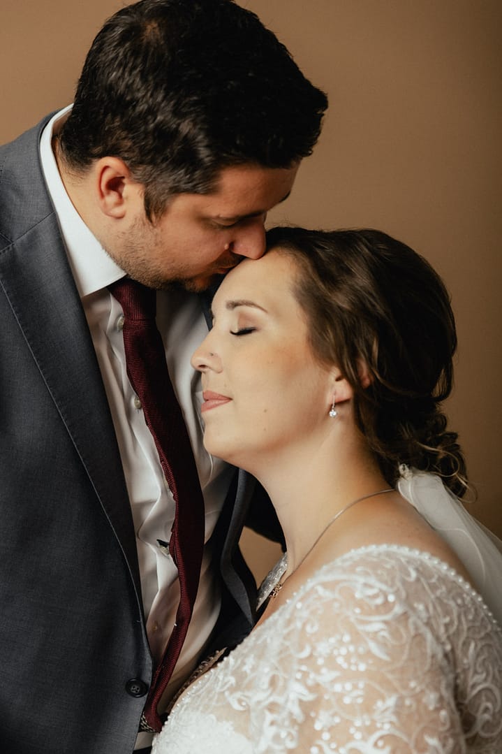 Bräutigam küsst Braut