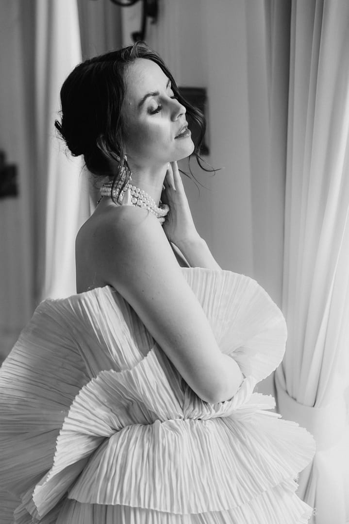 Braut vor dem Fenster Hochzeitsshooting in Osnabrück