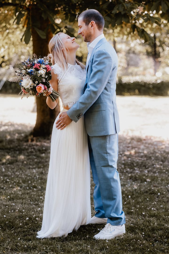Hochzeitspaar im Park in Schloss Neuhaus