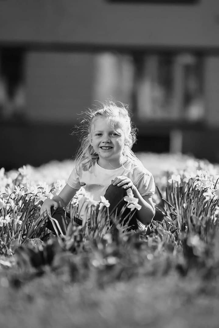 Kind auf der Wiese im Spielplatz Bielefeld