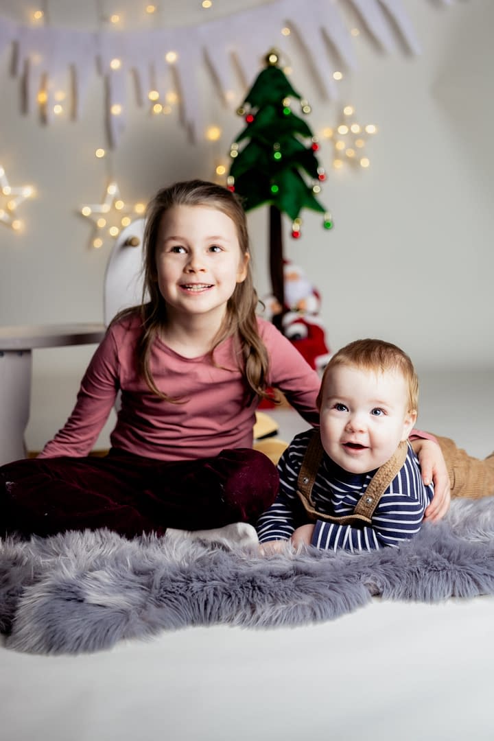 2 Kinder bei Weihnachtsshooting