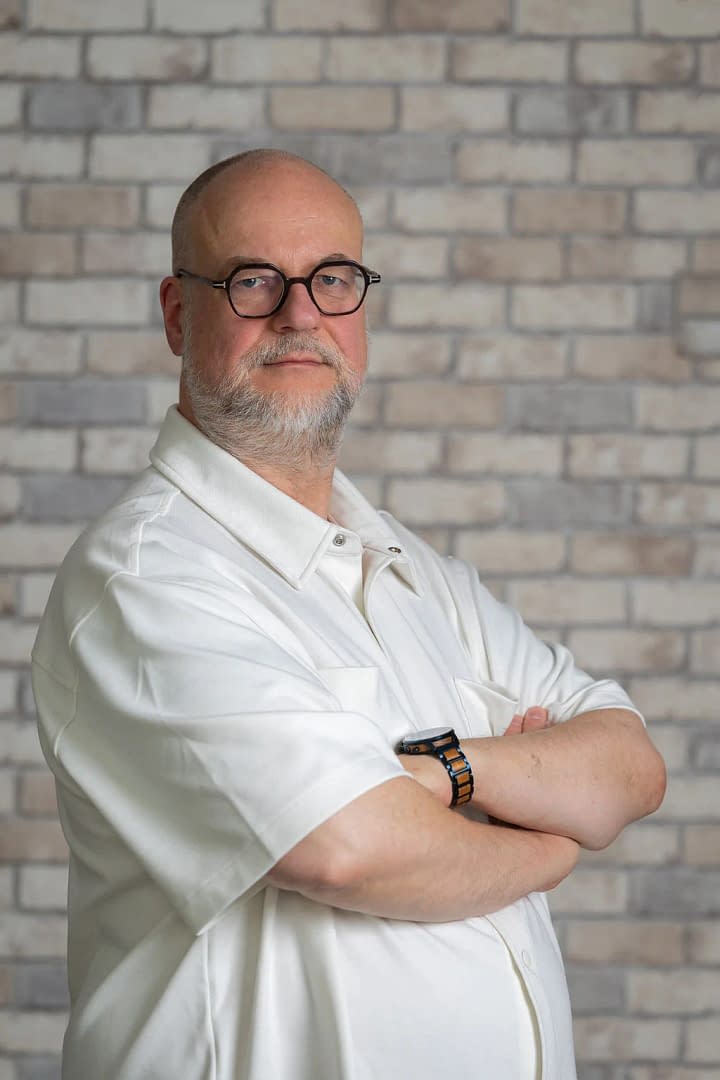 business portrait bielefeld wirtschaftspruefer verschraenkte arme