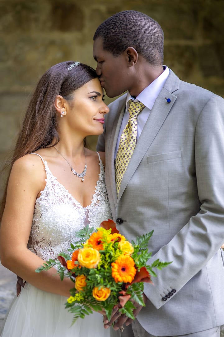 Bräutigam küsst Braut