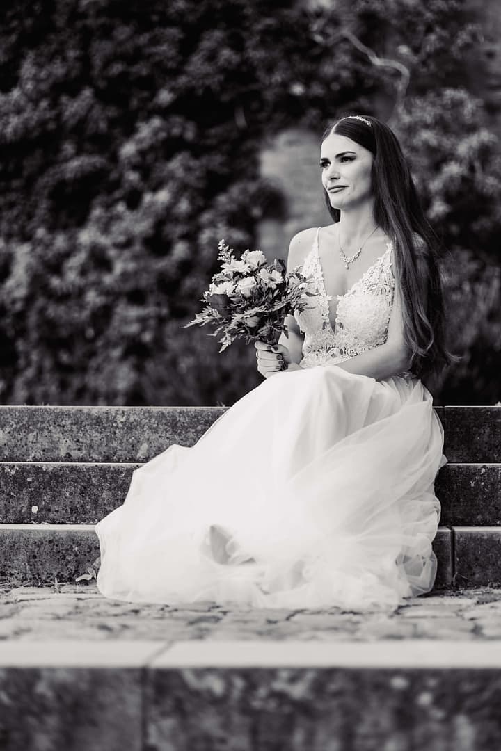 Braut sitz auf der Treppe auf der Sparrenburg Bielefeld