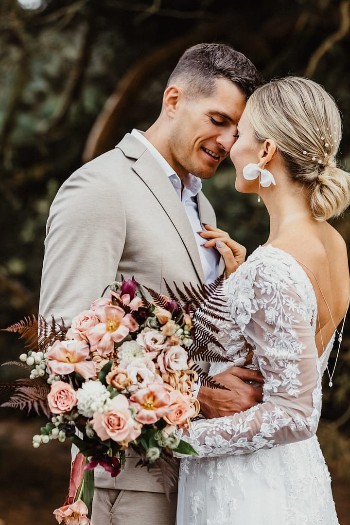 Braut und Bräutigam im Park