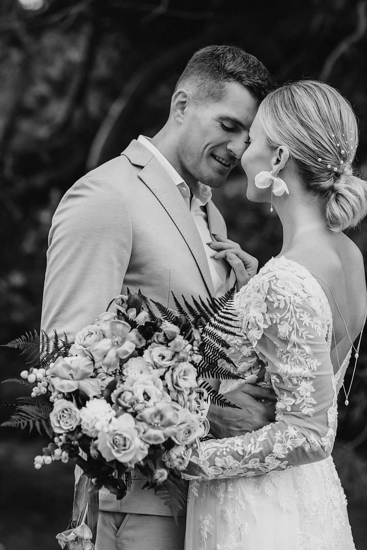 Braut und Bräutigam im Park