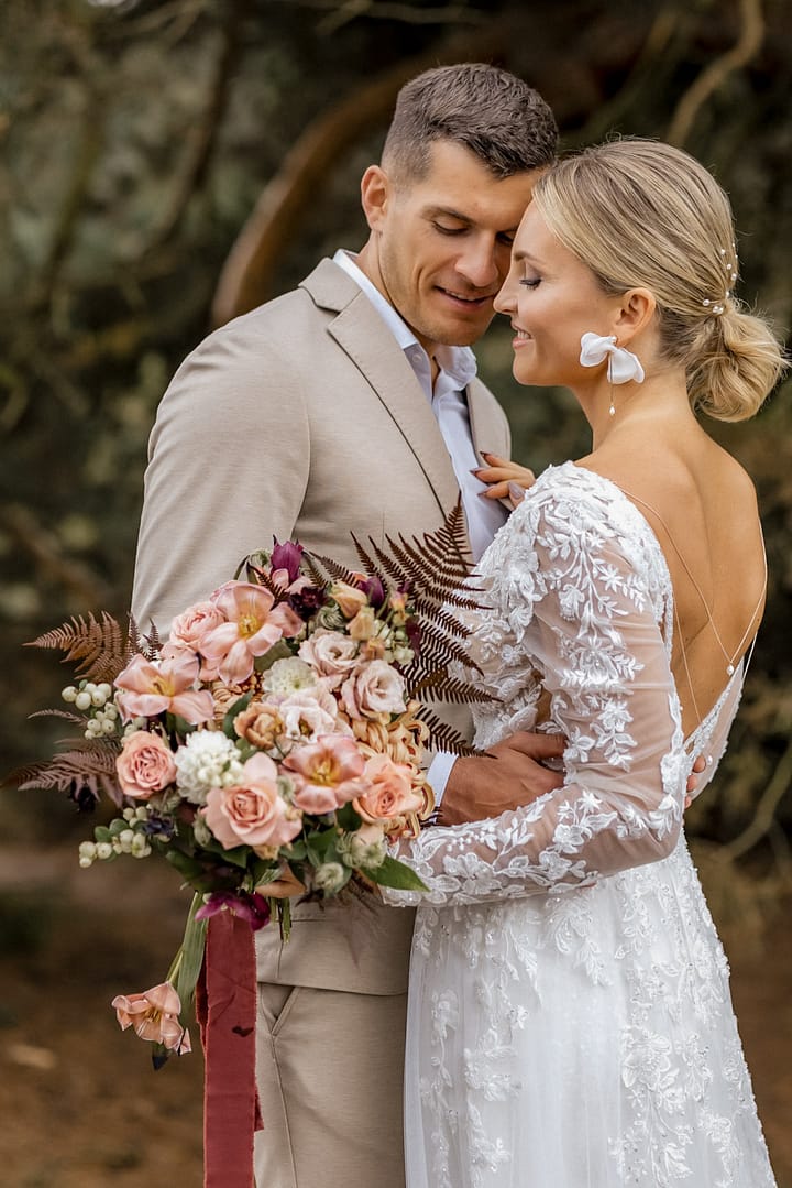 Braut und Bräutigam im Park