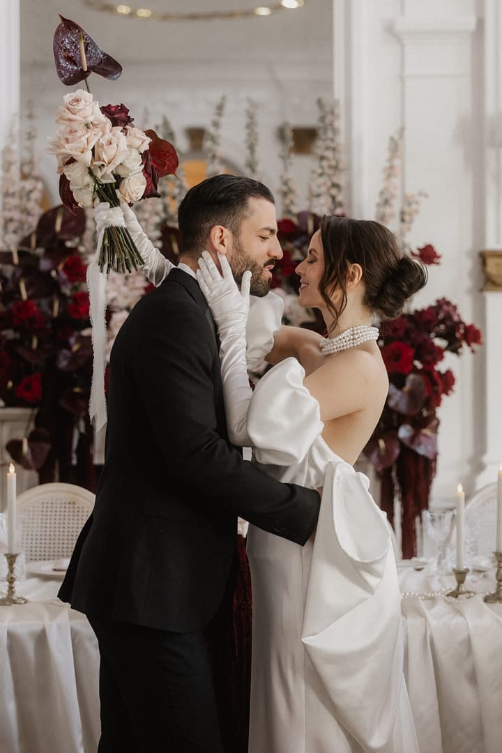 Das glückliche Paar in inniger Nähe Zwei Herzen vereint in Liebe