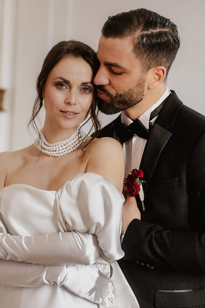 Das glückliche Paar in inniger Nähe Zwei Herzen vereint in Liebe